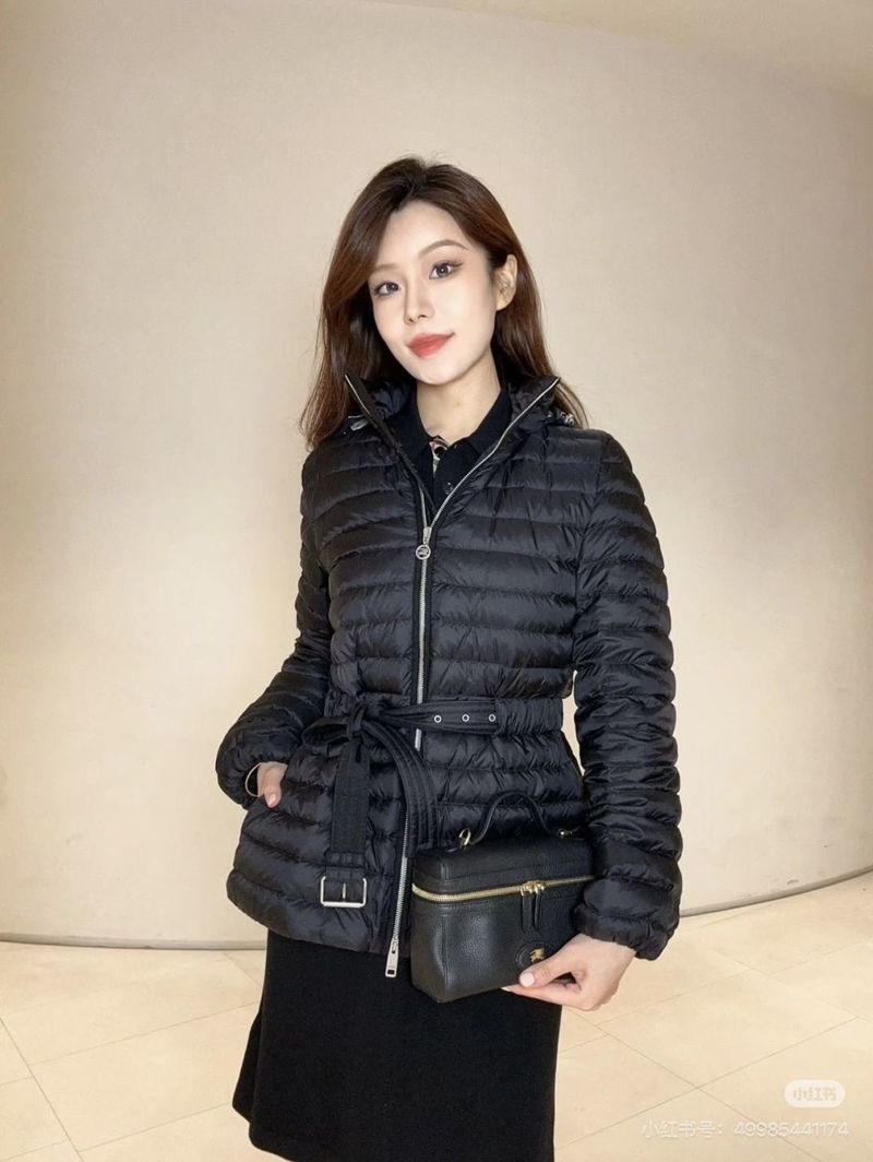 버버리 후드 벨티드 퀼팅 다운 재킷 - 알로 요가 패딩 레플 참고 이미지